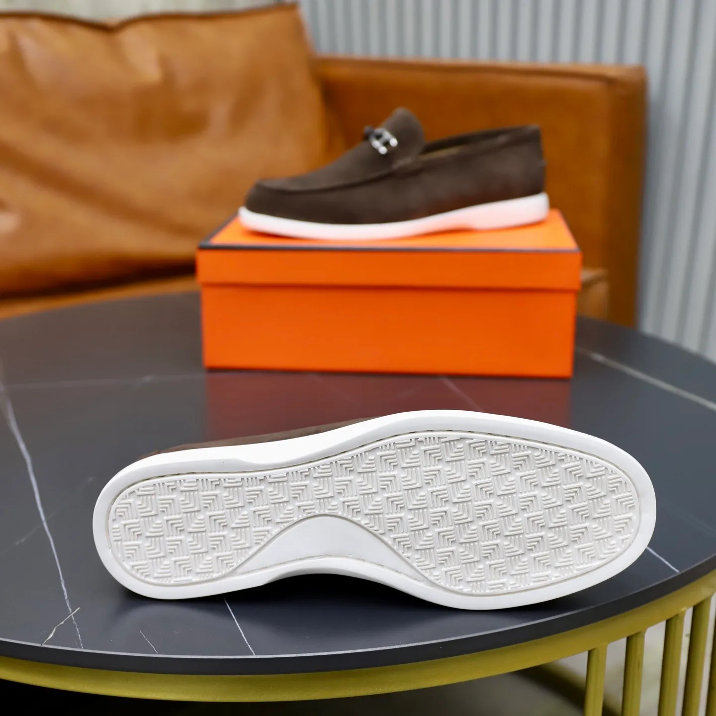 Ex-factory price: 540💰Hermès/Hermès slip-on men's shoes. This shoe is made of imported cow suede leather, with simple and smooth lines, and a 3CM rubber foam ultra-light sole combined with aerodynamic design! Youthful and fashionable, H button decoration, contrasting leather embellishment on the heel, calf lining to gently wrap your feet, with embossed logo cowhide feet, leather rock strips, casual and urban style, highlighting youthful vitality, sports and leisure version, super versatile Size number: 38-39-40-41-42-43-44 Standard leather shoe size (45 can be customized but does not support returns)